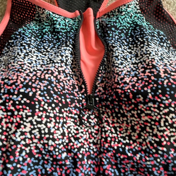 Women’s size XL Zero Xposur swim top with zippered front and sewn in pads - Picture 3 of 6